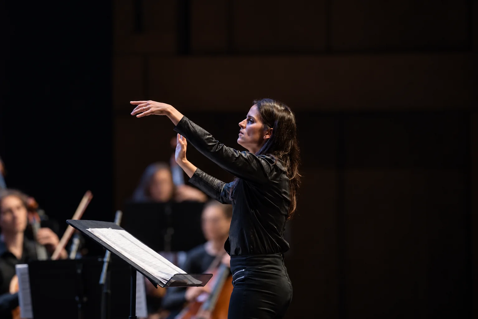Portrait of Romina Romay conducting